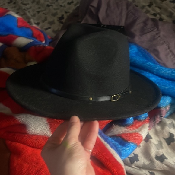 Polyester and wool hat - Picture 2 of 3